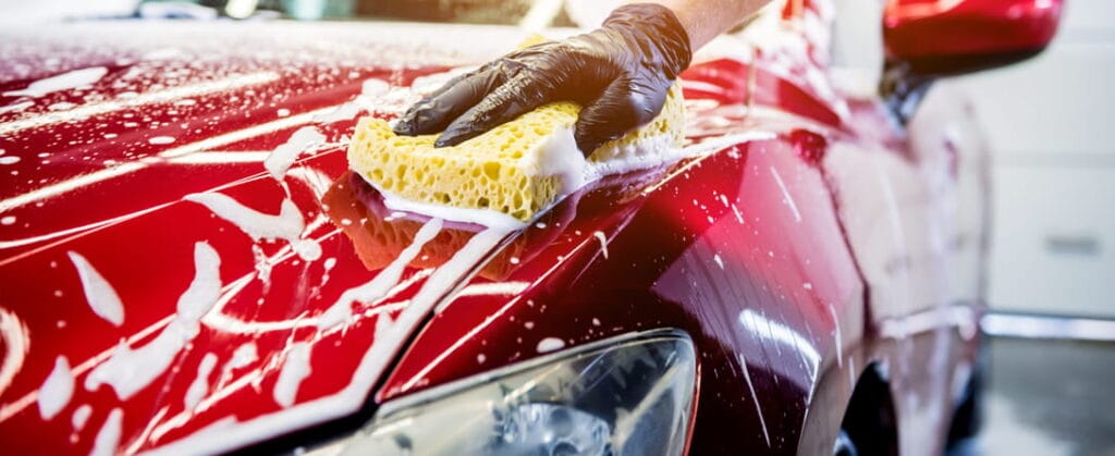 Lavage à l'éponge d'une voiture rouge