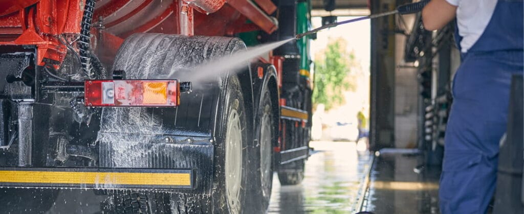 Nettoyage haute pression d’un camion en garage